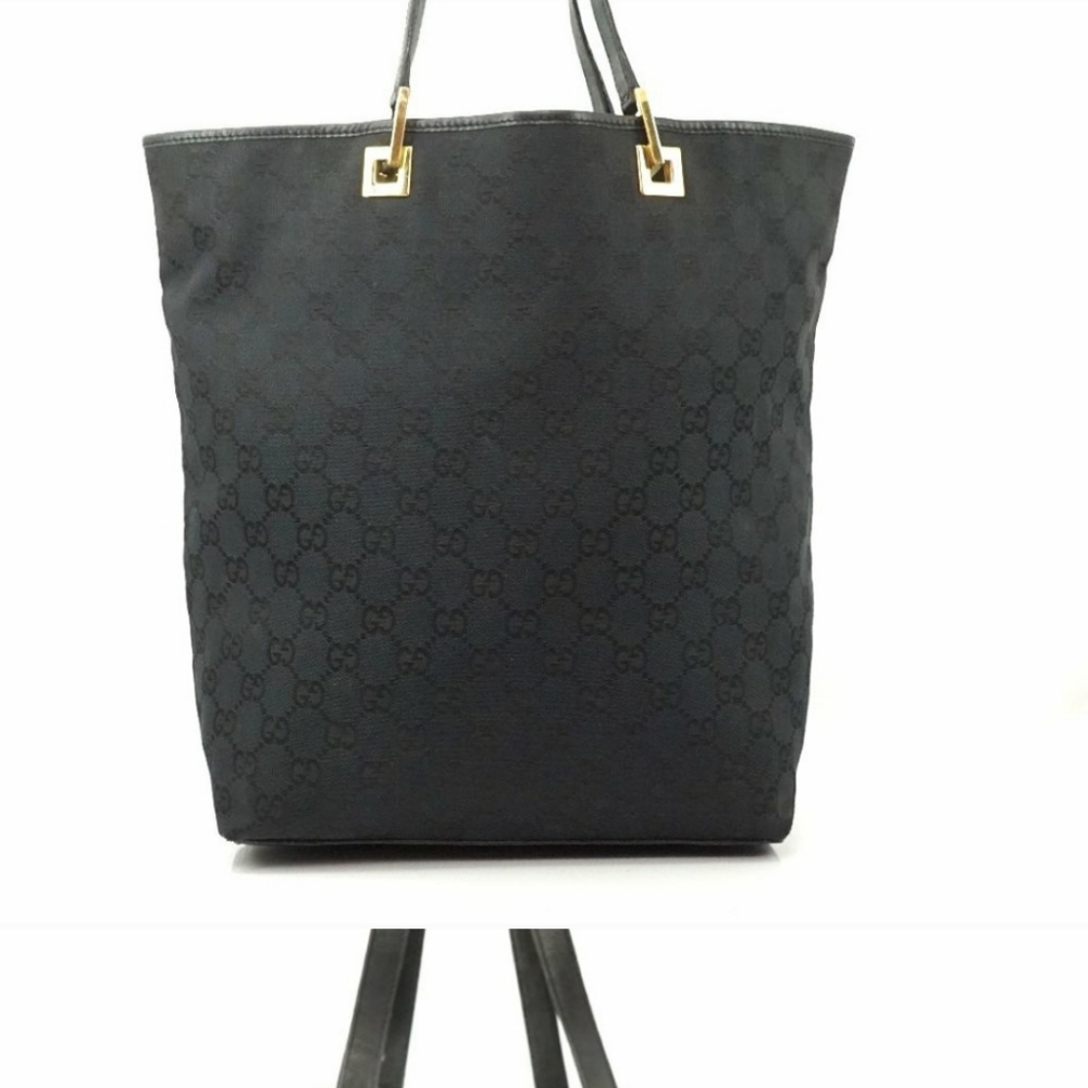 A Gucci tote